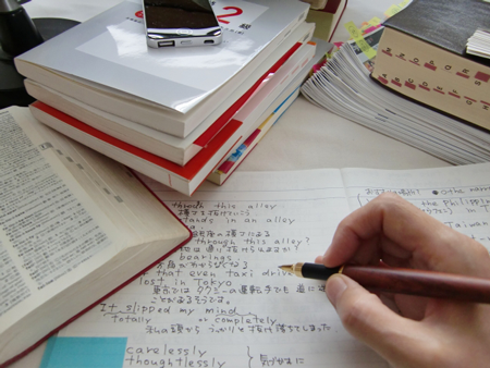 机の周りには必要最低限の物しか置かないようにする
