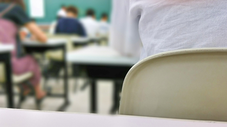 誰かに見られているところで勉強する